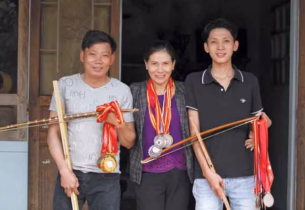 Từ trái sang: Anh Nguyễn Cao Nguyên, chị Nguyễn Thị Hồng và con trai Nguyễn Cao Triều sát cánh cùng nhau qua các giải đấu. Ảnh: Văn Ngọc