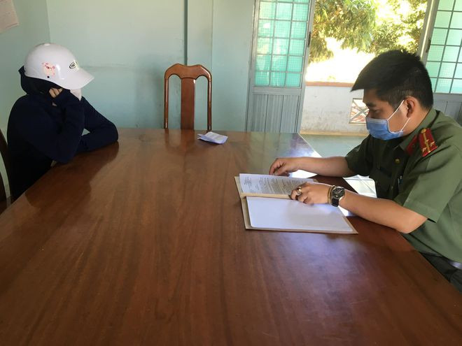 Đ.T.T.M làm việc tại cơ quan công an. ẢNH: C.T.V