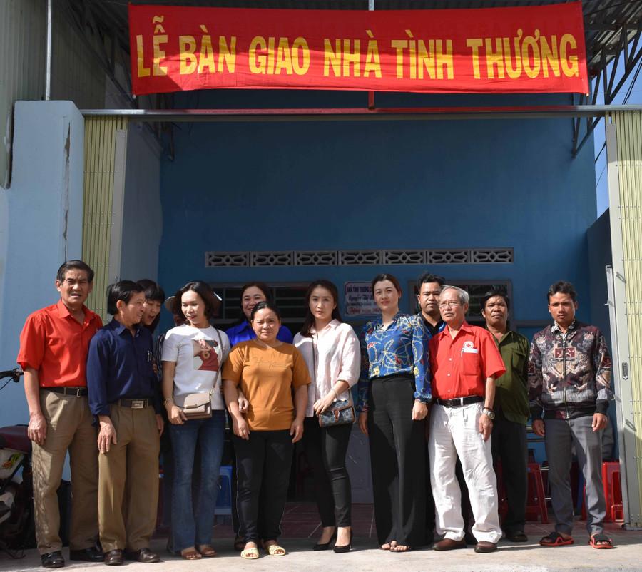 Lễ bàn giao nhà tình thương cho gia đình bà Nguyễn Thị Thủy (làng Ngol, phường Trà Bá, TP. Pleiku). Ảnh: Hà Phương
