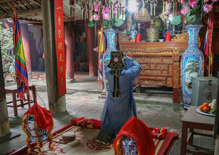 Nghi lễ dâng nước thiêng ở trong mật điện do một bô lão có uy tín trong làng Liên Hà đảm nhiệm. Ảnh tư liệu của Trịnh Thông Thiện.