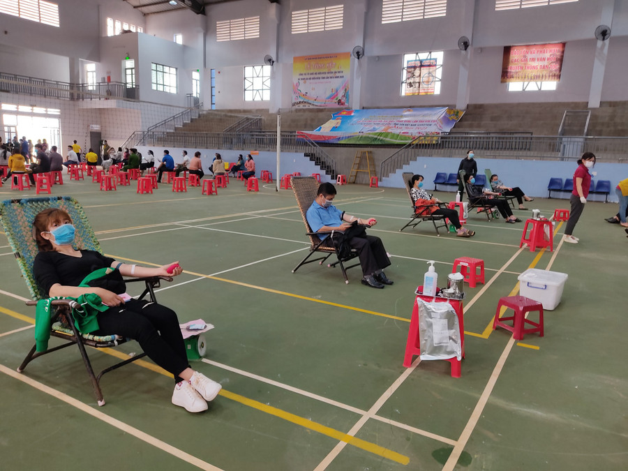 Buổi HMTN đảm bảo khoảng cách an toàn cho các tình nguyện viên. Ảnh: Hồng Ngọc