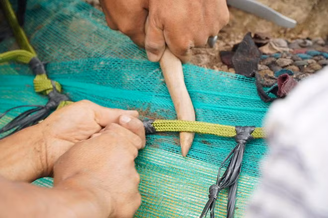 Cây chêm, vật không thể thiếu trong công đoạn thắt “át rô” ẢNH: XUÂN PHÚC