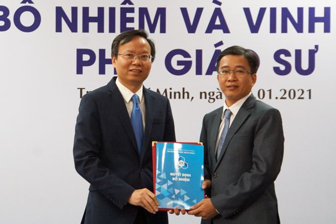  PGS-TS Nguyễn Trường Sơn (trái) trong ngày được bổ nhiệm chức danh phó giáo sư - Ảnh: Hà Ánh