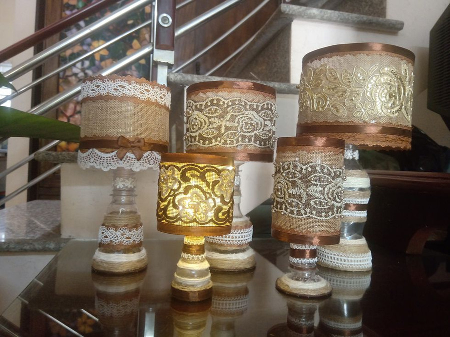 Những đèn để bàn sang trọng được làm từ chai nhựa