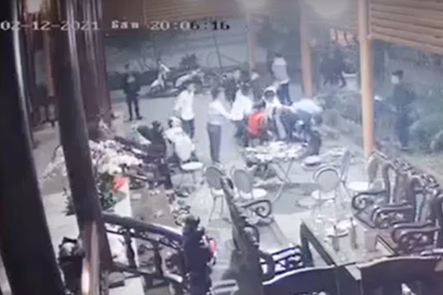  Hình ảnh nhóm đối tượng xông vào nhà chém người đêm mùng 1 Tết ở Hương Khê được camera gia đình thu lại. Ảnh cắt từ clip.