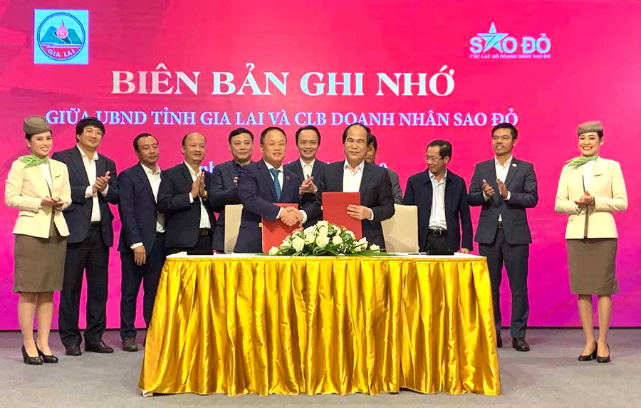 Ký kết ghi nhớ giữa UBND tỉnh Gia Lai và Câu lạc bộ Doanh nhân Sao Đỏ tạo tiền đề cho sự hợp tác trong tương lai. Ảnh: Kim Linh