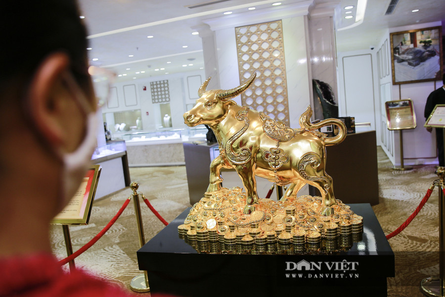 Linh vật may mắn của năm mới này có chiều cao gần 1m tính cả bệ đỡ và nặng 20kg, tương đương khoảng 530 cây vàng. Linh vật may mắn của năm mới này có chiều cao gần 1m tính cả bệ đỡ và nặng 20kg, tương đương khoảng 530 cây vàng.