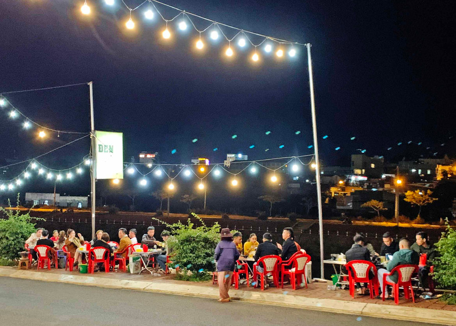 9-2 Mọi người vẫn chủ quan ngồi ăn uống mà quên các biện pháp phòng dịch-ảnh Phương Linh