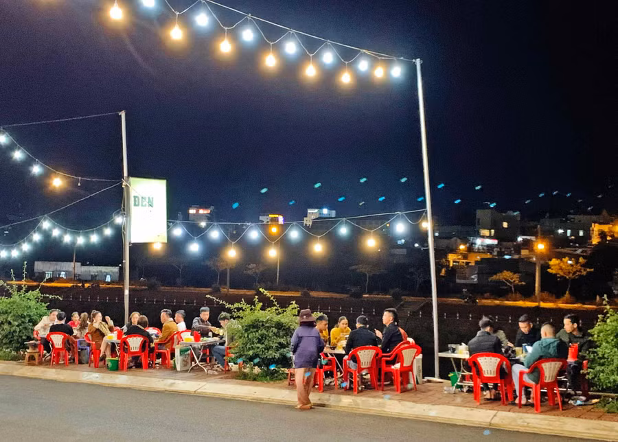 9-2 Mọi người vẫn chủ quan ngồi ăn uống mà quên các biện pháp phòng dịch-ảnh Phương Linh