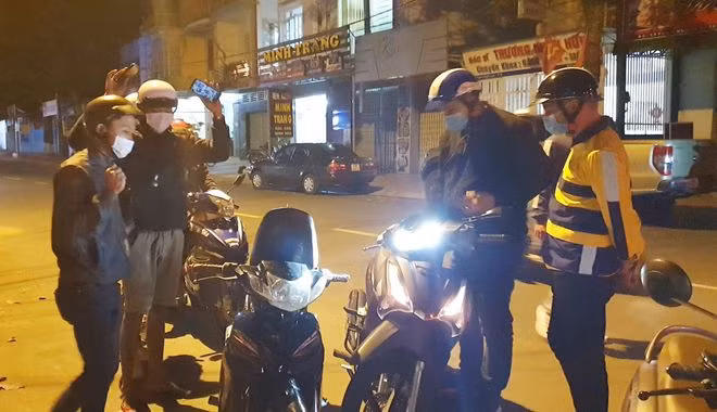 Lực lượng 141 Công an TP.Bảo Lộc áp sát không chế, kiểm tra xe một thanh niên chạy xe độ chế rú ga, nẹt pô càn quấy trong đêm.