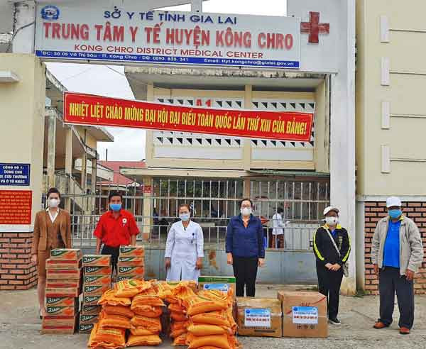 Tặng lương thực, thực phẩm và khẩu trang cho TTYT huyện Kông Chro thực hiện công tác Phòng, chống dịch Covid-19. Ảnh: Hồng Ngọc