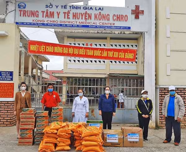 Tặng lương thực, thực phẩm và khẩu trang cho TTYT huyện Kông Chro thực hiện công tác Phòng, chống dịch Covid-19. Ảnh: Hồng Ngọc