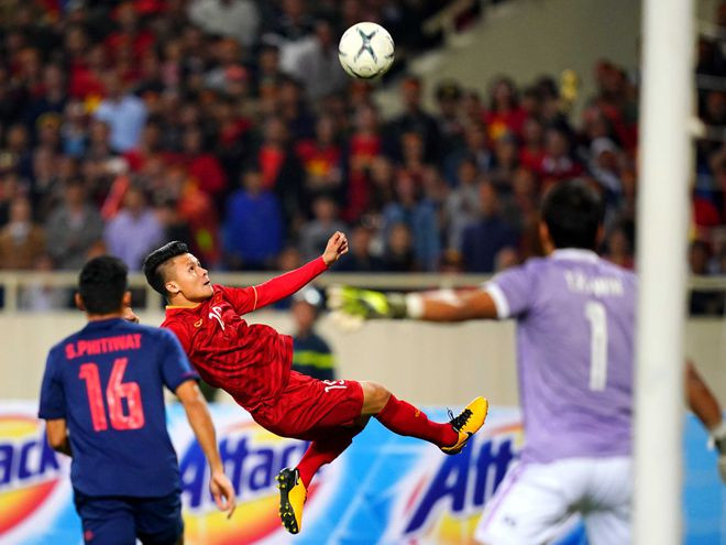Quang Hải tung người vô lê trong trận gặp Thái Lan tại vòng loại World Cup 2022 - Ảnh: Độc Lập  Quang Hải tung người vô lê trong trận gặp Thái Lan tại vòng loại World Cup 2022 - Ảnh: Độc Lập