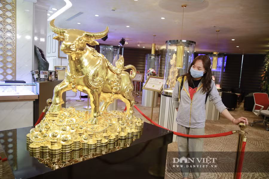 Kim Ngưu Vương Bảo được chế tác bằng công nghệ 3D từ vàng nguyên chất 999,9 đang được trưng bày tại trụ sở của một tập đoàn vàng bạc, đá quý tại Hà Nội. Kim Ngưu Vương Bảo được chế tác bằng công nghệ 3D từ vàng nguyên chất 999,9 đang được trưng bày tại trụ sở của một tập đoàn vàng bạc, đá quý tại Hà Nội.