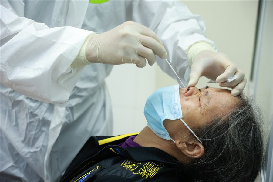  Lấy mẫu xét nghiệm COVID-19 là một bước quan trọng trước khi bước vào quá trình thử nghiệm. Ảnh: Hải Nguyễn