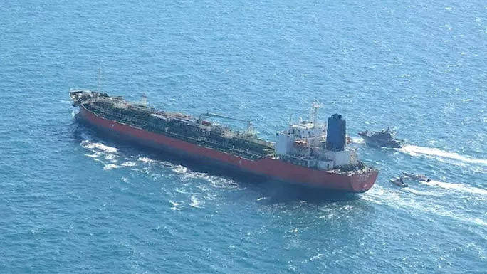 Iran trả tự do cho thủy thủ đoàn có công dân Việt Nam ảnh 1 Tàu chở dầu mang cờ Hàn Quốc Hankuk Chemi bị các tàu của Iran áp giải.