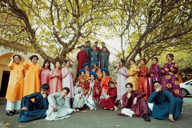 Học sinh lưu trữ kỷ niệm học trò qua bộ ảnh kỷ yếu với áo nhật bình, áo ngũ thân cổ đứng, áo tấc... (Ảnh: Cộng Studio) Học sinh lưu trữ kỷ niệm học trò qua bộ ảnh kỷ yếu với áo nhật bình, áo ngũ thân cổ đứng, áo tấc... (Ảnh: Cộng Studio)