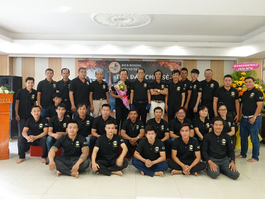 Các võ sư, võ sinh thuộc võ phái Lê Thanh Huynh Đệ chào đón võ sư Lê Thanh Tịnh (người cầm hoa) về dự hội ngộ của môn phái ẢNH: HOÀNG TRỌNG