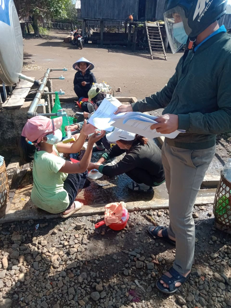 Đoàn viên, thanh niên đến các thôn, làng để phát tờ rơi tuyên truyền cho người dân. (ảnh 6)