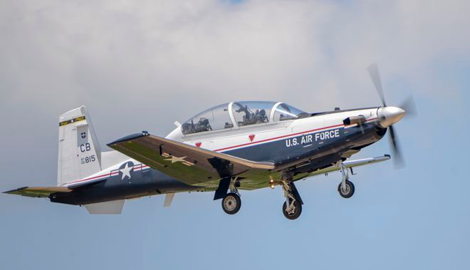 Máy bay huấn luyện T-6A Texan II do hãng Beechcraft (thuộc tập đoàn Textron) sản xuất từ những năm 2000, được Không quân và Hải quân Mỹ dùng để đào tạo phi công cơ bản - Ảnh: Không quân Mỹ Máy bay huấn luyện T-6A Texan II do hãng Beechcraft (thuộc tập đoàn Textron) sản xuất từ những năm 2000, được Không quân và Hải quân Mỹ dùng để đào tạo phi công cơ bản - Ảnh: Không quân Mỹ