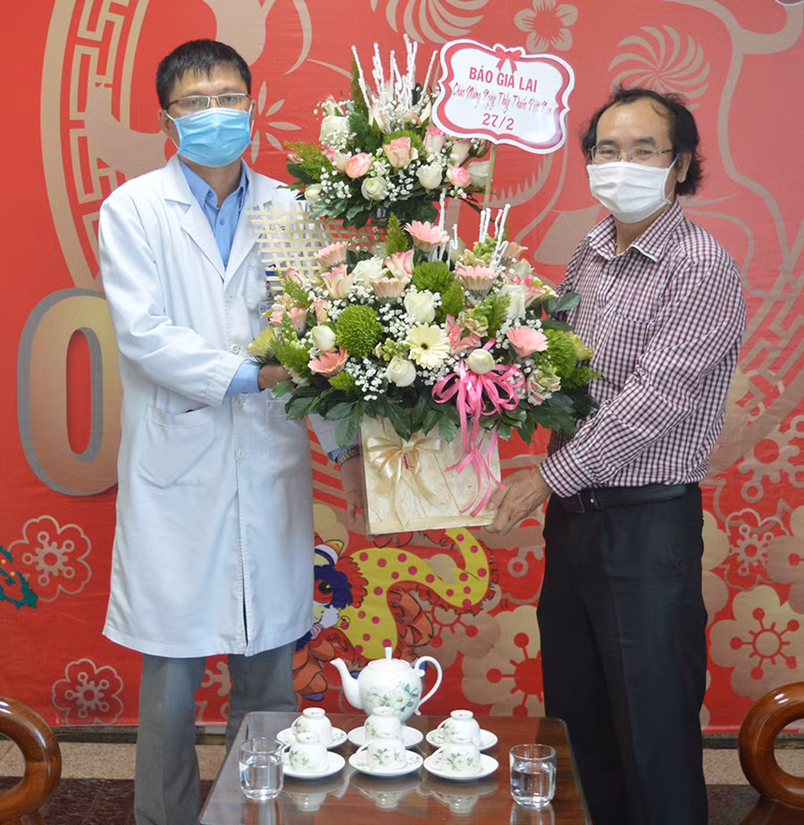 Đồng chí Khuất Đình Viện thăm, chúc mừng Bệnh viện Đại học Y Dược-Hoàng Anh Gia Lai. Ảnh: Anh Huy