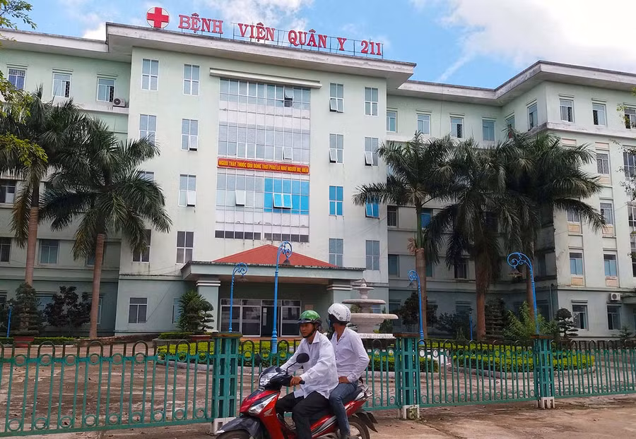  Các nạn nhân được đưa đi cấp cứu tại Bệnh viện Quân y 211. Ảnh: Văn Ngọc