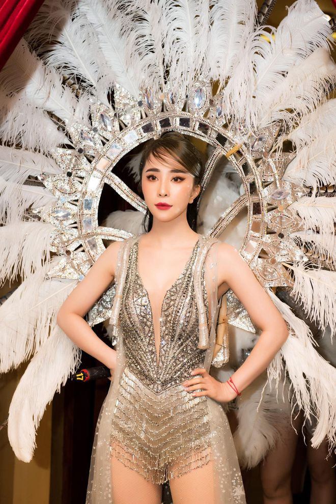 Hiện tại, về chuyện tình cảm, Quỳnh Nga vướng tin đồn hẹn hò Việt Anh song lên tiếng phủ nhận, cho biết cả hai chỉ là anh em thân thiết trong nghề ẢNH: FBNV