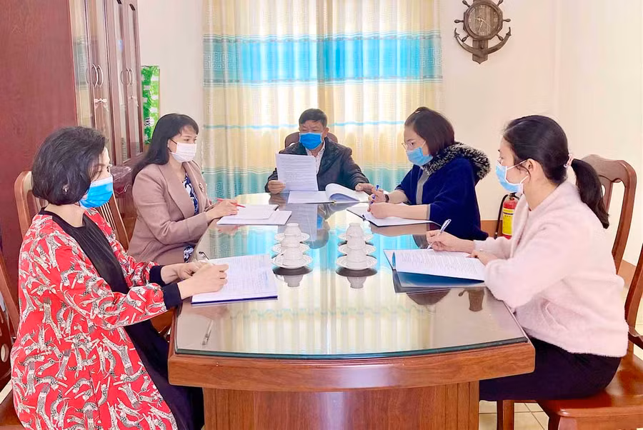 Trường THCS Phạm Hồng Thái (phường Hoa Lư, TP. Pleiku) họp triển khai kế hoạch dạy học trực tuyến. Ảnh: Hồng ThiTrường THCS Phạm Hồng Thái (phường Hoa Lư, TP. Pleiku) họp triển khai kế hoạch dạy học trực tuyến. Ảnh: Hồng Thi