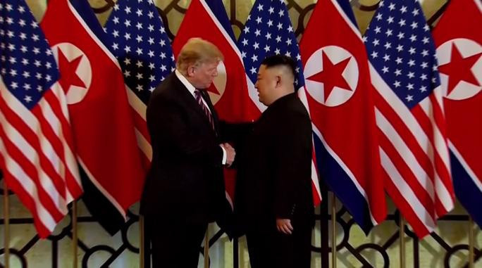 Cựu Tổng thống Donald Trump và Chủ tịch Kim Jong-un bắt tay nhau tại khách sạn Sofitel Metropole Legend. Ảnh: CNN