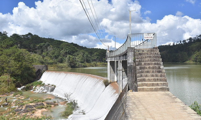 Đập tràn của nhà máy thủy điện Ankoret dài 161m, cao 25m được xây dựng bằng đá chẻ dài 40m, cao 20m tại huyện Lạc Dương. Ảnh: P.V