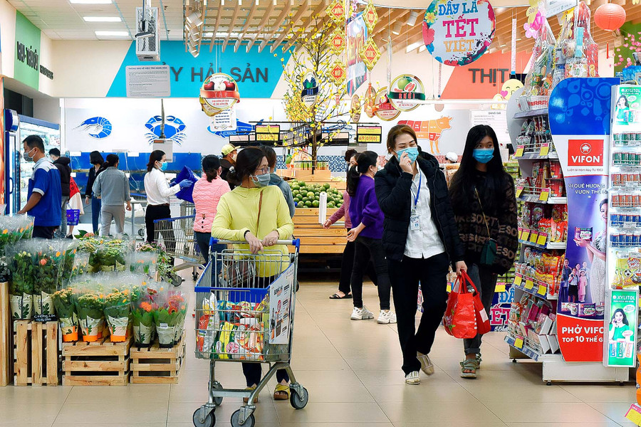 1.Hiện đang là thời điểm người dân đổ dồn về các siêu thị, trung tâm thương mại trên địa bàn để sắm đồ cho Tết Nguyên đán.
