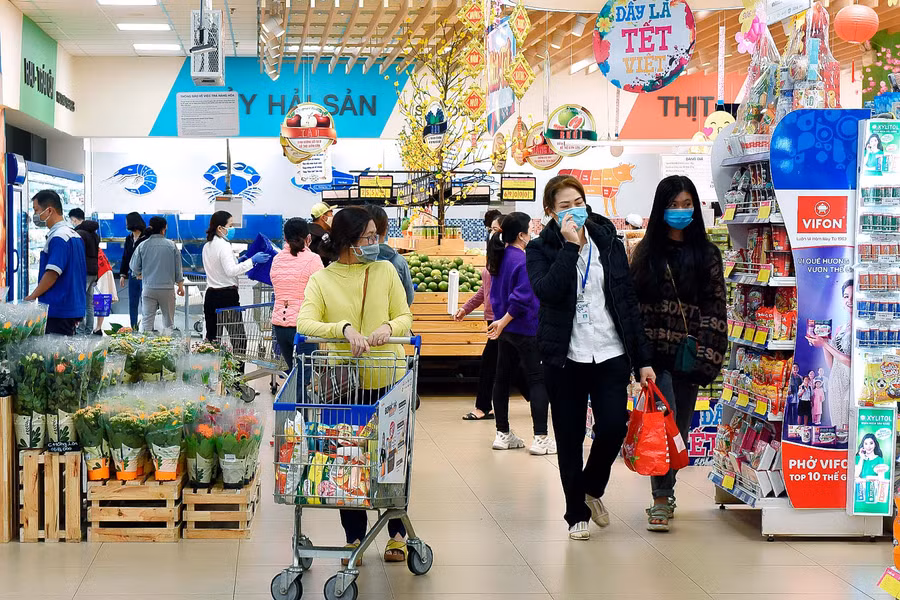 1.Hiện đang là thời điểm người dân đổ dồn về các siêu thị, trung tâm thương mại trên địa bàn để sắm đồ cho Tết Nguyên đán.