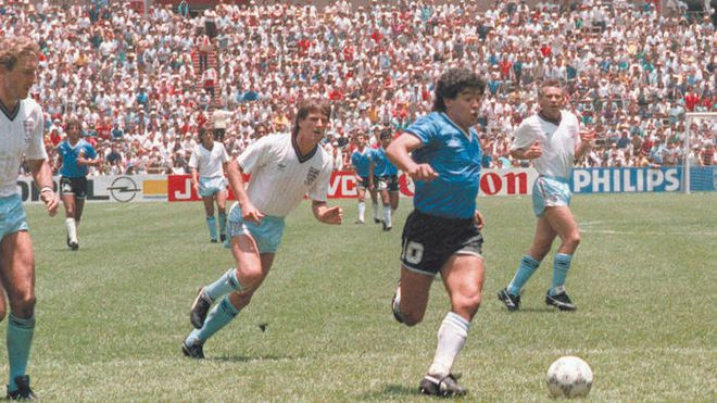 Huyền thoại Maradona (áo xanh) khi còn thi đấu - Ảnh: AFP