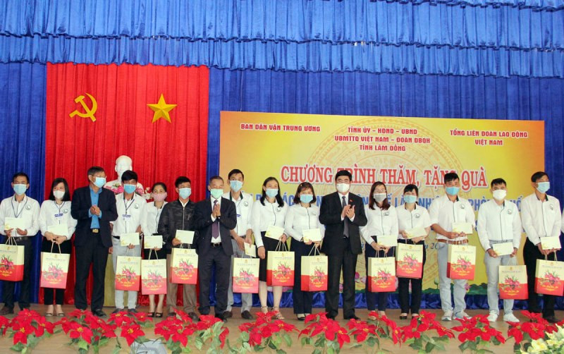  Lãnh đạo Tổng Liên đoàn lao động Việt Nam và tỉnh Lâm Đồng trao quà Tết tặng đội ngũ y tế làm nhiệm vụ phòng, chống dịch Covid-19 tại Lâm Đồng.
