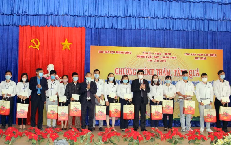  Lãnh đạo Tổng Liên đoàn lao động Việt Nam và tỉnh Lâm Đồng trao quà Tết tặng đội ngũ y tế làm nhiệm vụ phòng, chống dịch Covid-19 tại Lâm Đồng.
