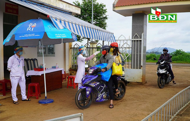 Đắk Nông: Không cấp phép cho cán bộ viên chức về quê ăn Tết tại những vùng có dịch ảnh 1 Chấp hành đeo khẩu trang tại các cơ sở khám chữa bệnh và những nơi công cộng, đông người.