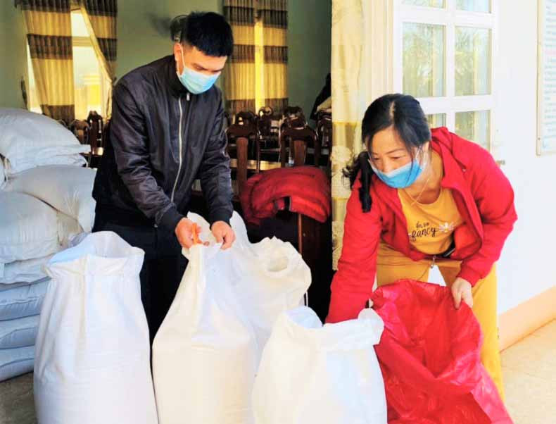 Xã Nghĩa Hưng cấp gạo cứu đói cho hộ nghèo. Ảnh: Đinh Yến Cấp gạo cứu đói cho 912 hộ nghèo huyện Chư Păh (GLO)- Sau khi tiếp nhận 51,373 tấn gạo cứu đói trong dịp Tết Tân Sửu 2021 từ Sở Lao động-Thương binh và Xã hội và Cục Dự trữ Nhà nước khu vực Bắc Tây Nguyên, ngày 6-2, huyện Chư Păh (tỉnh Gia Lai) đã cấp gạo cứu đói cho 912 hộ nghèo với tổng số 3.425 nhân khẩu trên địa bàn 14 xã, thị trấn, mỗi nhân khẩu được hỗ trợ 15 kg gạo. Để số gạo trên đến tận tay bà con nhân dân, UBND huyện Chư Păh chủ động thông báo cấp phát gạo kịp thời cho các trường hợp được trợ cấp; số gạo được cấp đảm bảo đúng đối tượng và đủ số lượng theo quy định. Được biết, đến chiều ngày 6-2, toàn bộ số gạo đã được cấp phát đến các hộ dân. ĐINH YẾN