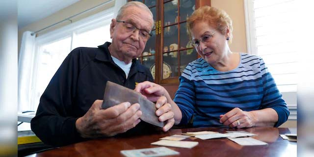 Mỹ: Cụ ông tìm được ví thất lạc ở Nam Cực sau 53 năm ảnh 2 Ông Grisham và vợ xem chiếc ví bị thất lạc từ năm 1968. Ảnh: AP