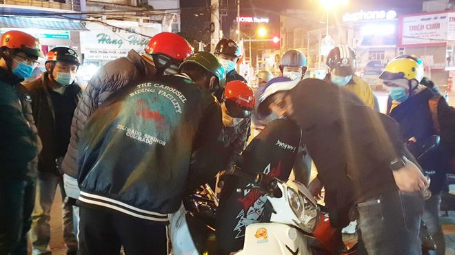 Cán bộ, chiến sĩ Công an TP.Bảo Lộc trong thường phục xuyên đêm xử lý thanh niên điều khiển xe máy độ chế gây mất ATGT.