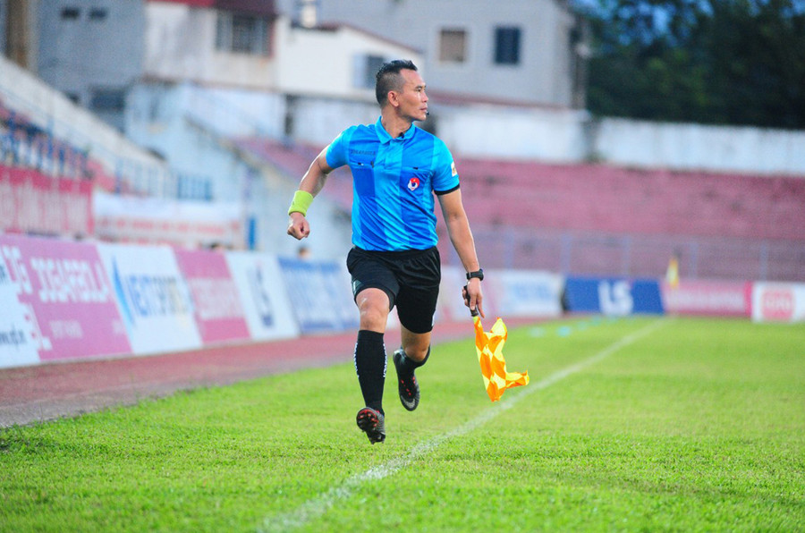 Trọng tài Nguyễn Lê Nguyên Thành trên sân cỏ (ảnh: Nhật Nam