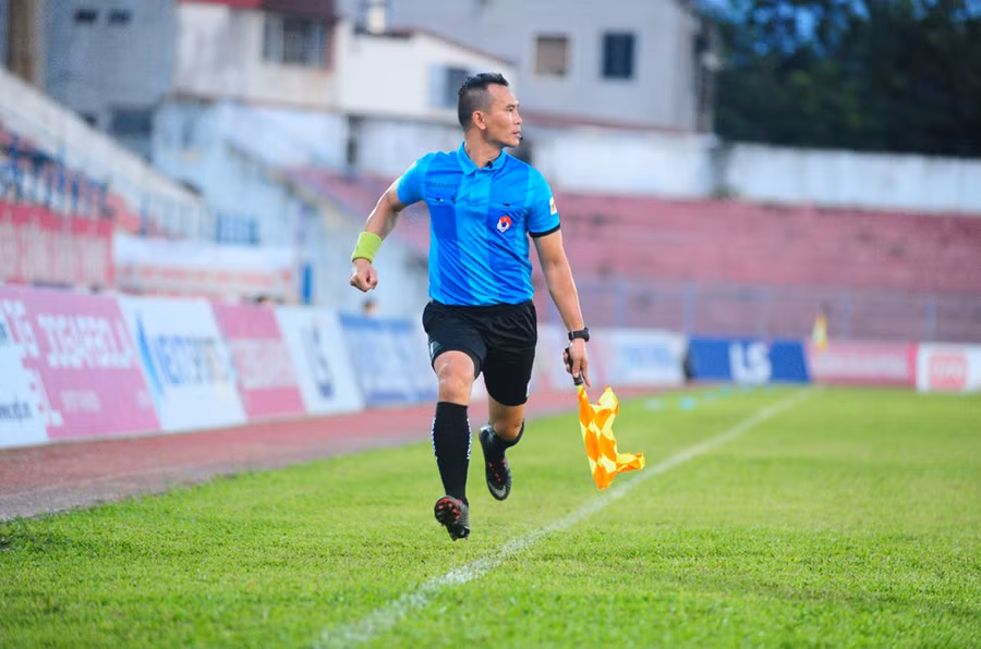 Trọng tài Nguyễn Lê Nguyên Thành trên sân cỏ. Ảnh: Nhật Nam Trọng tài Nguyễn Lê Nguyên Thành trên sân cỏ (ảnh: Nhật Nam
