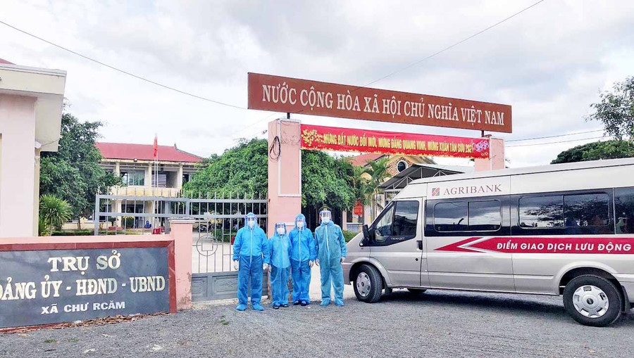 Agribank Chi nhánh K rông Pa tổ chức điểm giao dịch lưu động ngay tại xã Chư R căm để phục vụ nhu cầu của bà con trong vùng dịch. 