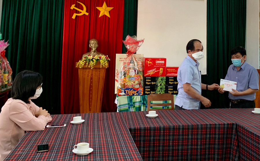 Chủ tịch UBND tỉnh Võ Ngọc Thành tặng quà lãnh đạo CDC Gia Lai. Ảnh: Như Nguyện Chủ tịch UBND tỉnh Võ Ngọc Thành trao quà đến lãnh đạo CDC Gia Lai- Ảnh Như Nguyện. Ảnh: Như Nguyện