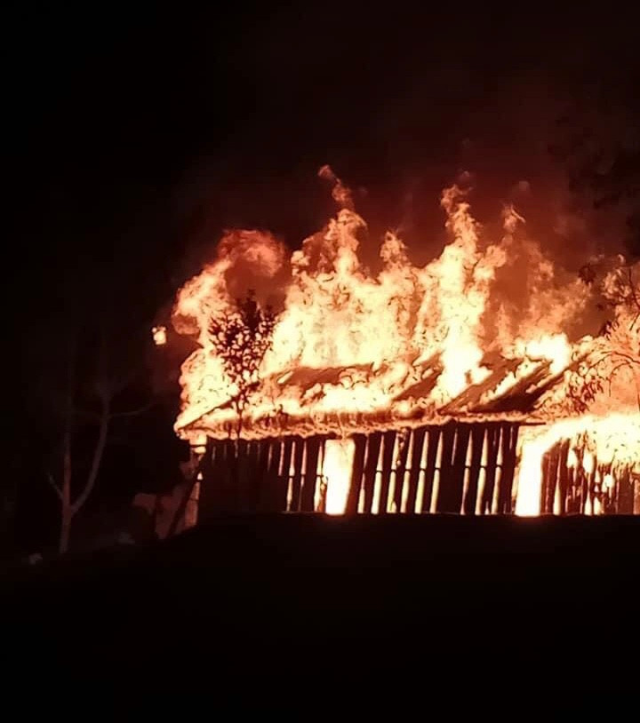  Hiện trường căn nhà đang bị bốc cháy dữ dội. Ảnh: ĐV