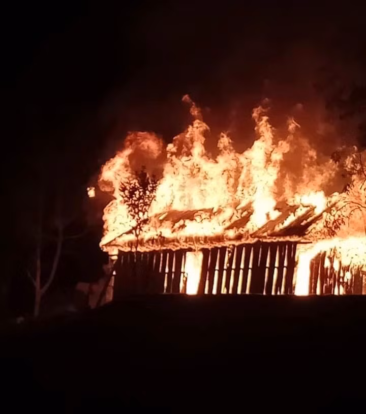  Hiện trường căn nhà đang bị bốc cháy dữ dội. Ảnh: ĐV