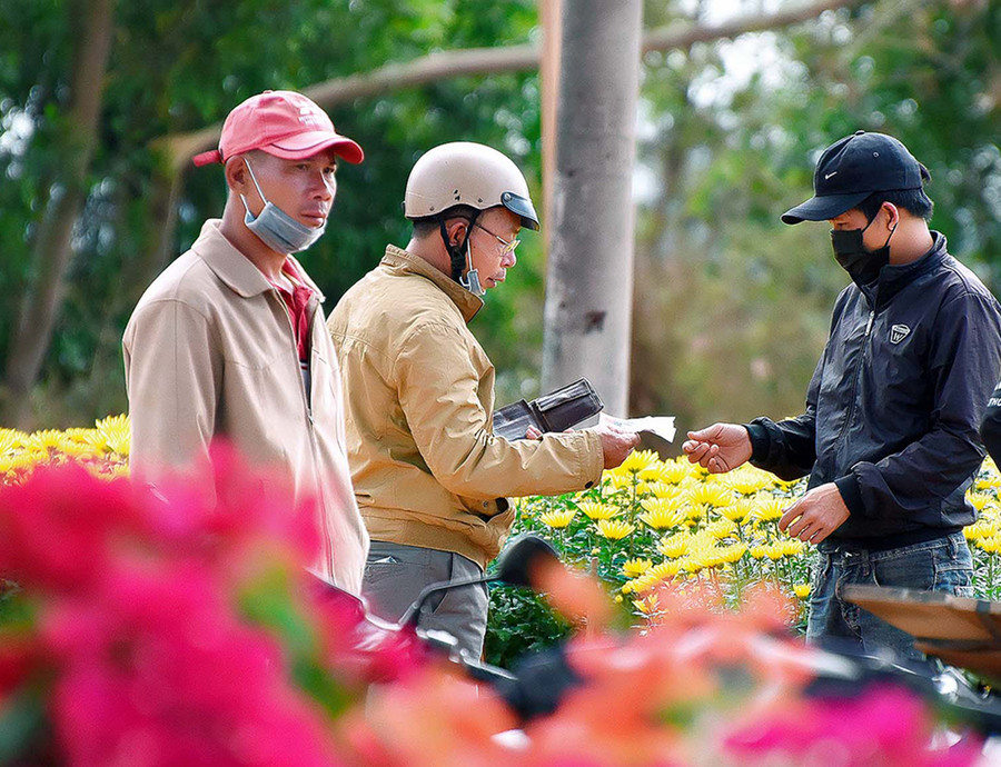 Tại chợ hoa xuân nơi tập trung nhiều người đi mua sắm tết nhưng việc chấp hành đeo khẩu trang rất hời hợt. 