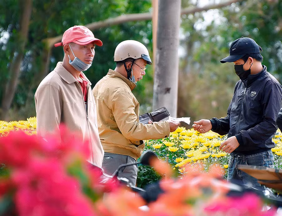 Tại chợ hoa xuân nơi tập trung nhiều người đi mua sắm tết nhưng việc chấp hành đeo khẩu trang rất hời hợt. 