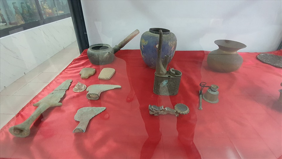 Nhiều cổ vật có niên đại hàng ngàn nam được bà Ngọc Mỹ sưu tầm.
