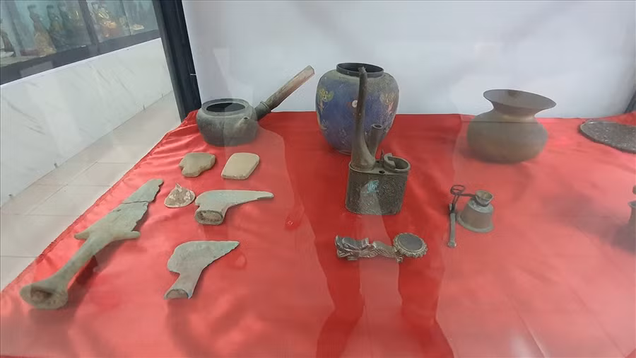 Nhiều cổ vật có niên đại hàng ngàn nam được bà Ngọc Mỹ sưu tầm.