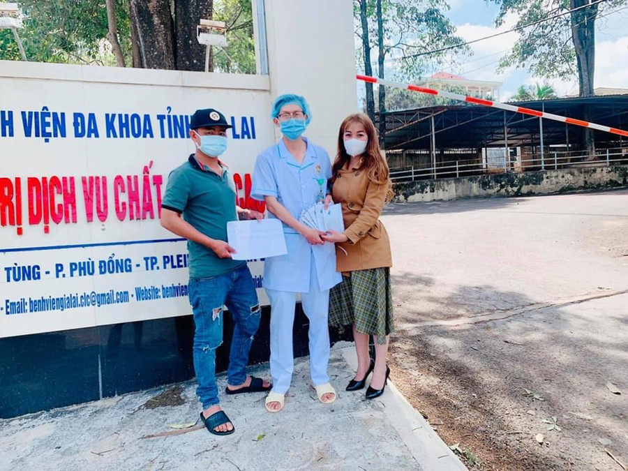 Chị Lê Thị Sửu (bìa phải)-Chủ nhiệm Câu lạc bộ thiện nguyện Lửa hồng Tây Nguyên trao quà cho bác sĩ Bệnh viện Đa khoa tỉnh để trao cho các bệnh nhân đang điều trị. Ảnh: Thủy Bình Chị Lê Thị Sửu (bìa phải)-Chủ nhiệm CLB thiện nguyện Lửa hồng Tây Nguyên trao quà cho bác sĩ Bệnh viện Đa khoa tỉnh để trao cho các bệnh nhân đang điều trị. Ảnh: Thủy Bình